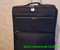 Продам новый большой экслюзивный чемодан на 4колесиках.