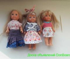 игрушки, кубики, куклы, пупсики, лошадка.